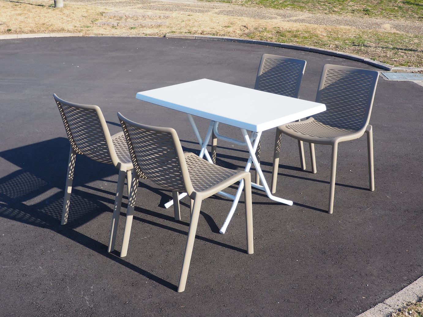 ガーデンテーブル・ガーデン椅子　新規導入しました　レンタル